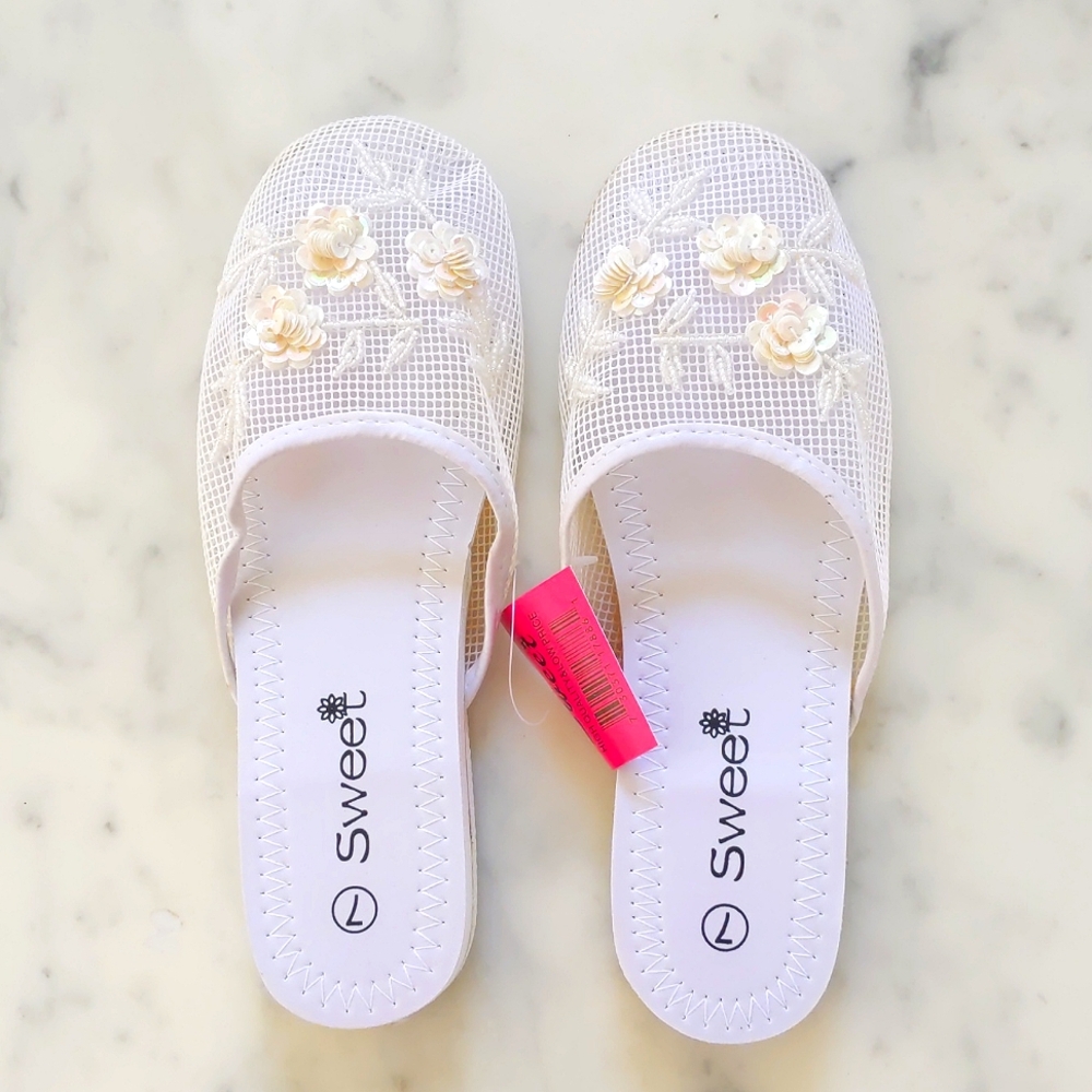 NWT. Sweet Sparkle and Beads Embroidered Flowers White Slippers.
